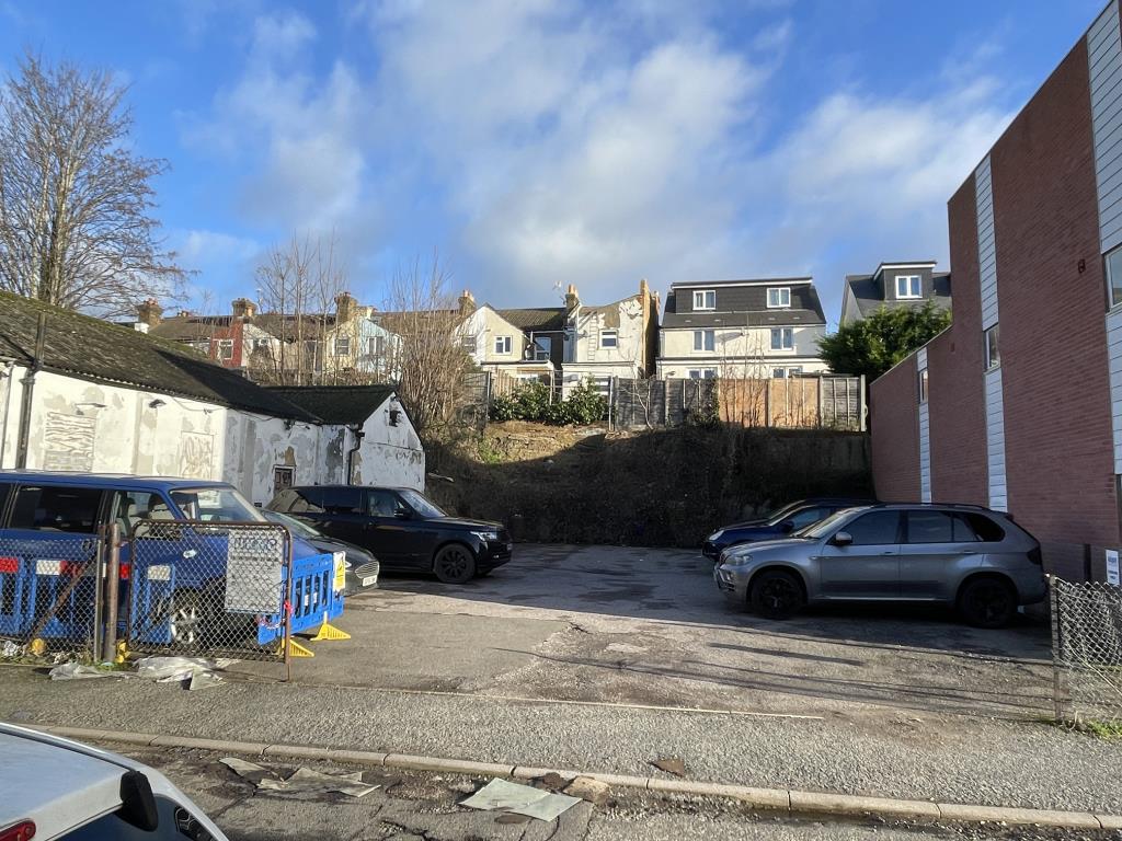 Lot: 102 - EXISTING COMMERCIAL SITE & BUILDINGS CURRENTLY LET WITH PREVIOUS PLANNING FOR 14 FLATS -